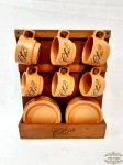 Jogo de 06 Xicaras de Chá em Ceramica    marron  atribuida porto ferreira  acomapnha  Suporte em Madeira. Medida Xicaras 6 cm altura x 8 cm diametro , pires 13,5 cm diametro e Suporte 30,5 cm x 37 cm.