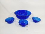 Saladeira com 3 cumbucas em Vidro Azul cobalto. Medida: saladeira 10 cm x 26 cm apresenta bicado borda , cumbucas 5 cm x 11 cm