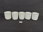 Jogo 5 Xicaras de Café Porcelanas  Diversas branca friso prata para colocar no suporte . 1 apresenta fio de cabelo no interior Medida: 5 cm x 4,5cm