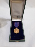 Medalha em metal dourado, anverso: "Visconde de Itaboraí", reverso: "Caixa econômica federal do Rio de Janeiro". Medindo 3,2cm de diâmetro.
