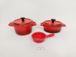 Jogo 2  mini cassarolas e 1 frigideira vermelha em ceramica vitrificada Francesa Casseroles . Medida:5 cm altura x 9,5 cm , 4 cm altura x 14 cm x 8,5 cm , frigideira 6 cm