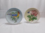 Jogo de 2 pratos decorativos em porcelana Oxford com pintura de ave e floral. Medindo 25cm de diâmetro.