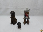 Lote com 3 enfeites em resina e madeira, sendo 2 cachorros e um cowboy. Medindo o cowboy em madeira 22cm de altura.