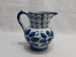 Linda jarra bojuda em porcelana Monte Sião azul e branco. Medindo 17cm de altura.