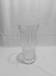 Lindo vaso floreira em grosso cristal lapidação losango. Medindo 16cm de diâmetro de boca x 29cm de altura.