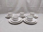Jogo de 5 trios de chá com bolo em porcelana Oxford branca. Medindo o prato de bolo 21cm x 19cm.