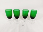 Jogo de 4 Taças Aperitivo em Vidro Verde com base circular translucido. Medida: 12 cm x 5, 5 cm