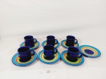Jogo de 6 xicaras de café e 7 pires em ceramica vitrificada azul. 1 apresenta bicado. Medida: xicara 6 cm x 6 cm e pires 13 cm