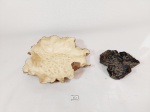 2 enfeites em Ceramica Assinados representando Folha. Medida:13 cm x 13 cm e 22 cm x 17 cm  apresenta perda