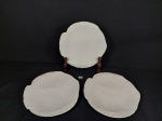 3 Pratos de ceramica branca representando peixe. Medida: 20 cm