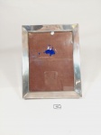 Porta Retrato  moldura em Prata de Lei contrastada sterling. Medida: 17 cm x 22 cm