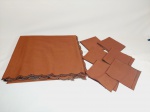 Toalha de mesa Quadrada com 6 guardanapos  tonalidade marrom. apresenta marcas uso Medida: 1,50 composiçao algodao