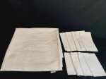 Toalha de Mesa Retangular karsten Adamascada  com 9 guardanapos similares brancos. Medida: 1,60 cm x 3,20