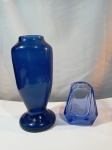 Lote contendo 02 itens,  sendo 01 recipiente em grosso cristal facetado azul, medindo: 15cm de altura e em sua base retangular 6,5x5,5cm e  01 Vaso de vidro translucido azul, medindo: 27cm de altura e 11cm de diâmetro.