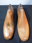 01 par de formas para fabricar sapatos confecionada em madeira nobre, medindo aproximadamente 29cm de comprimento.