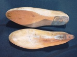 01 par de formas para fabricar sapatos confeccionada em madeira nobre, medindo aproximadamente 29cm de comprimento.