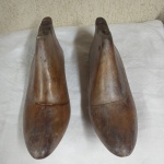 01 par de formas para fabricar sapatos confeccionada em madeira nobre, medindo aproximadamente 26x7,5