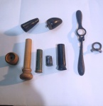 09 peças para armeiro usadas para confecção de cartuchos, acompanha polvoreira e medidor de pólvora confeccionados em chifre.