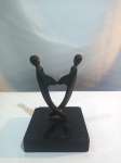 Pequena escultura em bronze com base de granito preto medindo 8x8cm e altura de 11,5cm 