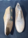 01 par de formas para fabricar sapatos confeccionada em madeira nobre, medindo aproximadamente 23,5cm de comprimento.