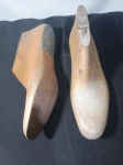 01 par de formas para fabricar sapatos confeccionada em madeira nobre, Nº39