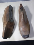 01 par de formas para fabricar sapatos confeccionada em madeira nobre, medindo aproximadamente: 26,5cm de comprimento.