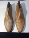 01 par de formas para fabricar sapatos confecionada em madeira nobre, N40.