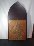 Imponente Arte em cobre marchetado representando Jesus Cristo fixado em grossa moldura confeccionada em madeira nobre, medindo:  74,5cm de altura e 37,5cm largura