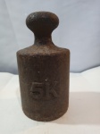 Antigo peso de ferro 5Kg para balança, mede: 15cm de altura e 9,5cm de diâmetro