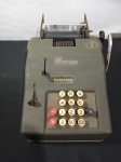 Antiga maquina de calcular marca: PRECISA, medindo: 14cm de altura, 35cm de comprimento e 20cm de largura, sem conhecimentos tecnicos, funcionamento aparente.