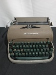 Antiga Máquina De Escrever Remington com maleta original, Medidas da maquina :   29 cm de comprimento, 13,5 cm de altura , 33 cm de largura, Maleta: 18 cm de altura, 37 cm de comprimento, 35,5 cm de largura.