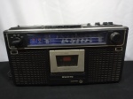 RADIO CASSETTE SANYO M9902K - 1980/ medindo: 40cm frente, 22cm de altura, 10cm de profundidade, sem funcionamento aparente.