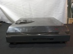 Toca discos SONY PS-LX21C, medindo: 35,5cm frente, 33cm profundidade e 10cm de altura, tampa de acrílico do toca discos esta quebrada, não testado.