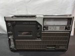 Radio PHILIPS 470, medindo: 35cm de frente, 21cm altura e profundidade: 8cm, não testado.