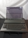 Maquina de escrever OLIVETTI PRAXIS 20, medindo:37x32cm não testado