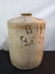 Antigo e diferente recipiente de material impermeável não identificado em formato de botija, medindo: 33,5 de altura e 24cm de diâmetro