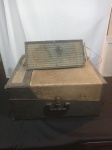 Antiga Vitrola PHILIPS portátil com caixa de som triangular medindo: 46x24cm e 52cm de profundidade