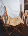 Cadeira Diretor De Cinema Dobrável confeccionada em madeira medindo: 86cm de altura, 48cm de profundidade e 54,5 cm de frente, necessário restauro no tecido