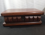 Diferente caixa em madeira com esconderijo para chave medindo: 27,5cm de frente, 10cm de altura e 16cm de profundidade.