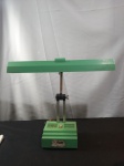 Luminária de Mesa antiga com haste flexível e ajustável - marca: ILUTEC medindo: 47,5cm de frente 37,5cm de altura, não testado.