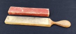 CUTELARIA, um (1) antigo afiador de navalha com cabo em madeira, capa em papel cartonado, usado, medindo 26 cm comprimento.