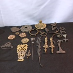 26 Diversos objetos confeccionados em metal de diversos tamanhos e procedências .