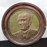 Medalhão confeccionado em bronze com moldura em madeira representando José de Sá Freire Alvim, o último prefeito do então Distrito Federal.Ficou até 17 de abril de1960. medindo 30cm de diâmetro  