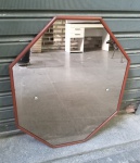 Lindíssimo Espelho em formato octogonal com moldura em madeira nobre, medindo: 78x62cm