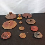 11 Tampas confeccionadas em madeira nobre em tamanhos, cores e procedências diversas.