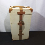Antiga Frasqueira porta bebidas confeccionada em couro sintético medindo: 37,5x19,5x10,5cm