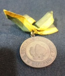 Medalha Festa do MORANGO de SUZANO medindo: 3,5cm de diametro.