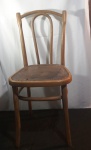 Belíssima cadeira alemã com assento em couro medindo: 88cm de altura, 39,5cm largura e 43cm de profundidade.