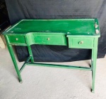 Antigo Móvel Escrivaninha dito LEANDRO MARTINS com 03 gavetas possui patina verde e mede: 1,00x0,76x0,47cm
