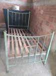 Belíssima cama confeccionada em metal medindo: 1,98x1,07x0,45cm